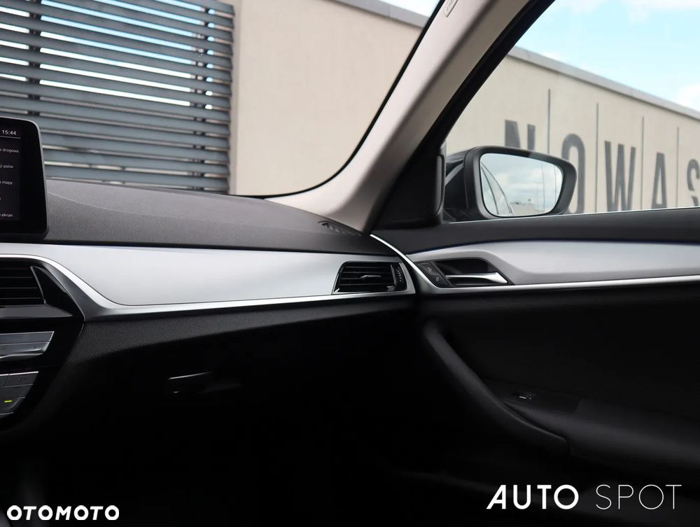 BMW Seria 5 518d mHEV - 34