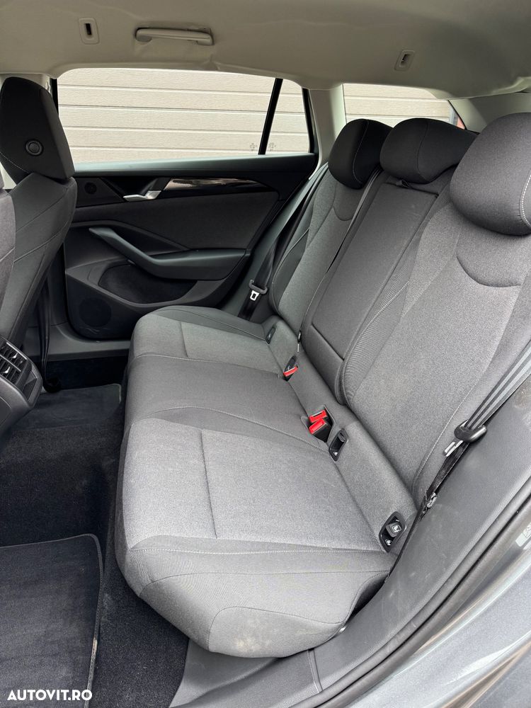 Volkswagen Passat 1.5 eTSI DSG MHEV Business - 19