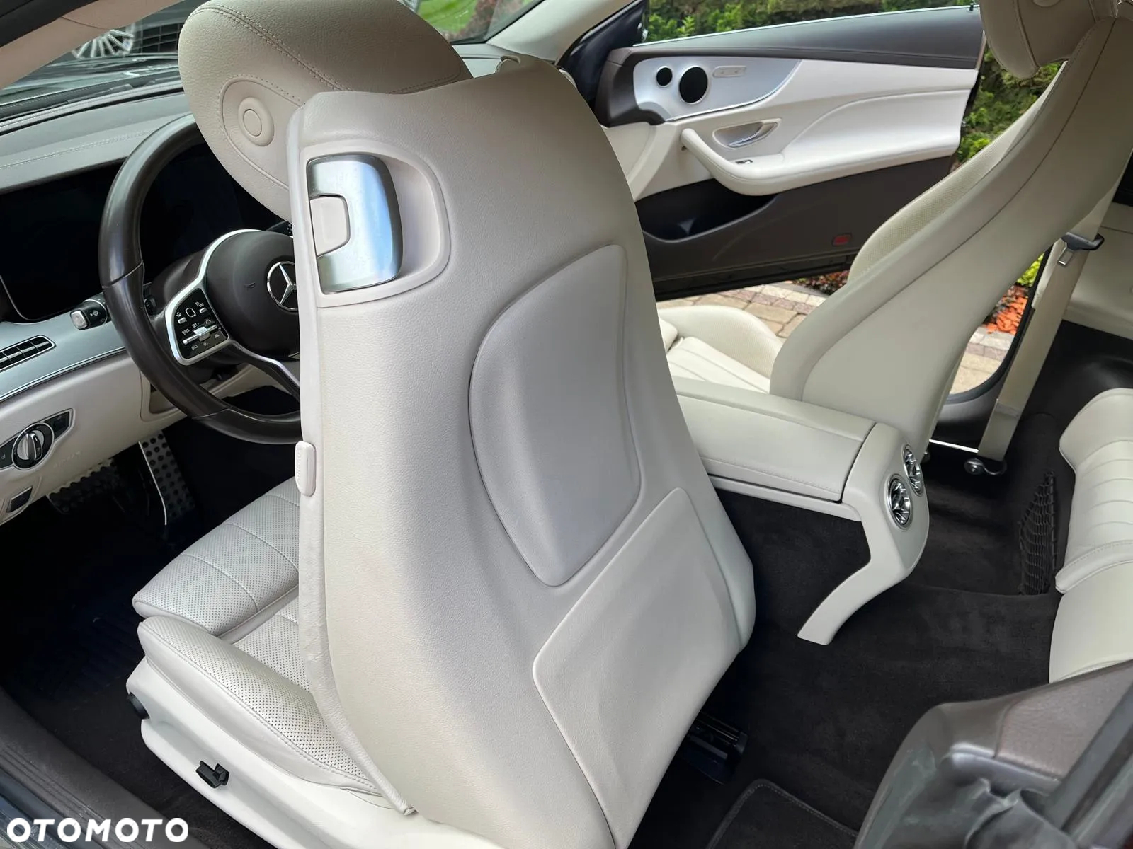 Mercedes-Benz Klasa E 220 d Coupe 4-Matic 9G-TRONIC - 35