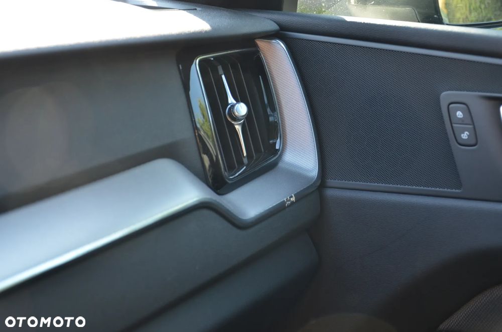 Volvo XC 60 D4 R-Design - 22