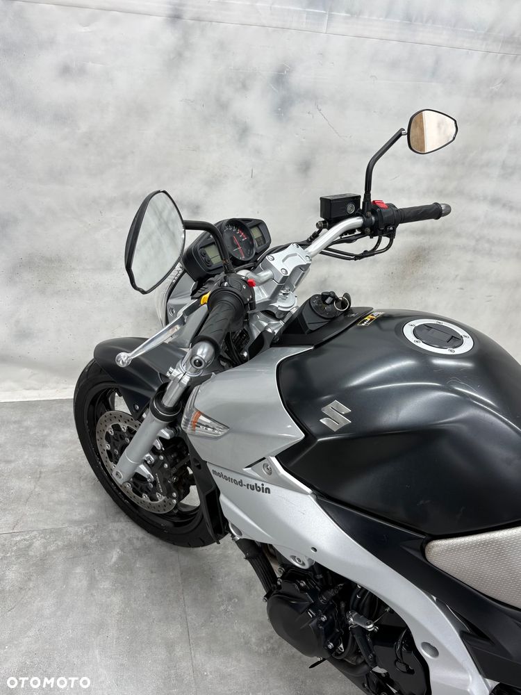 Suzuki GSR - 6
