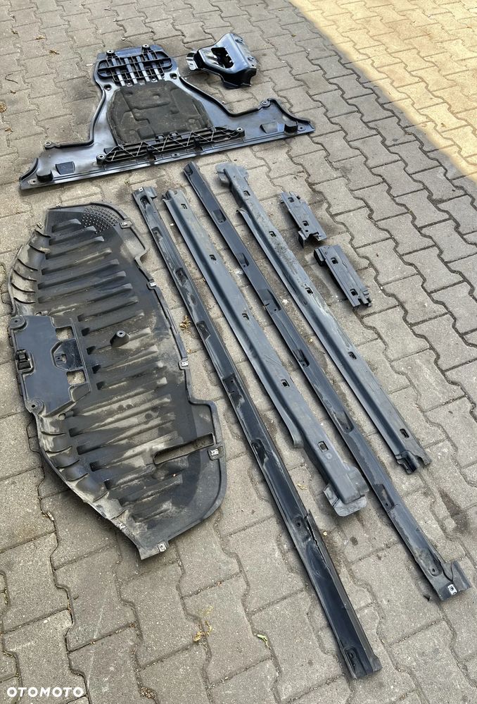 AUDI Q4 E TRON  OSŁONA POZDWOZIA OSŁONA SILNIKA OSŁONA ZDERZAKA TYŁ 89A825213 B 1EA825202A 1EA825201A 89A825211 89A825212 1EA825205 1EA825206 1EA825921C CENY W OPISIE - 1