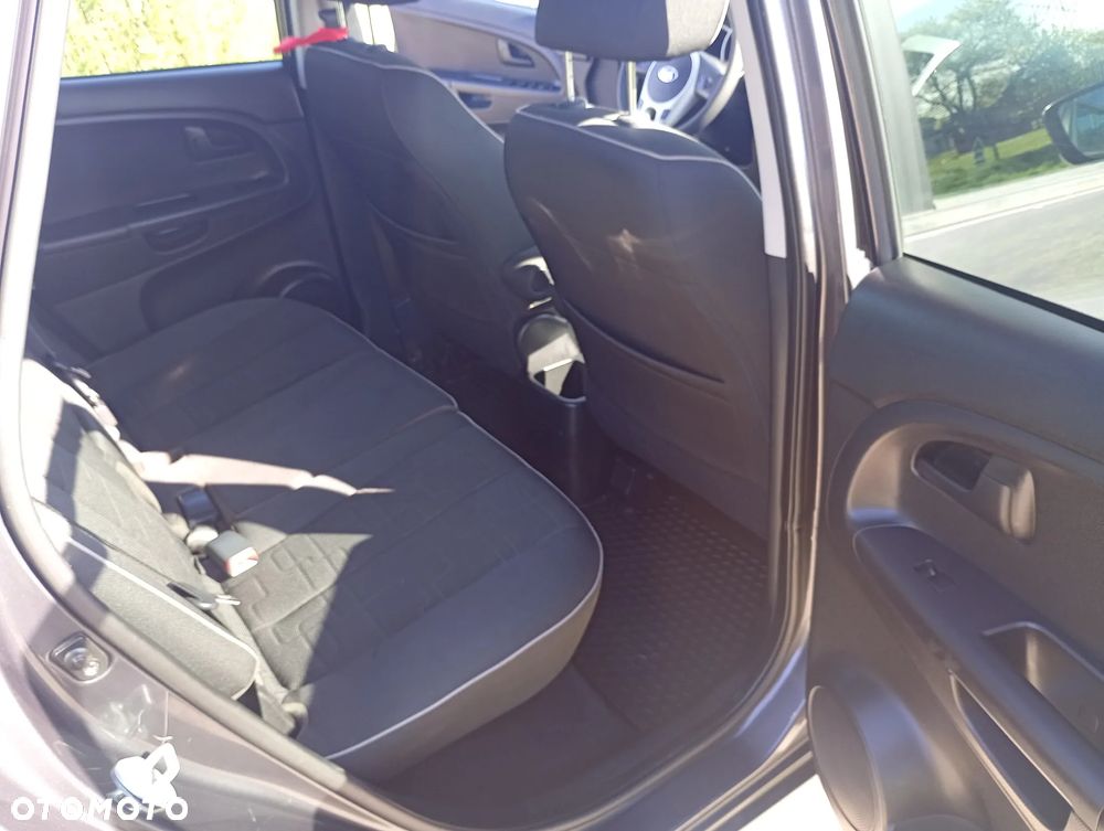 Kia Venga 1.6 CVVT Titanium Collection - 10