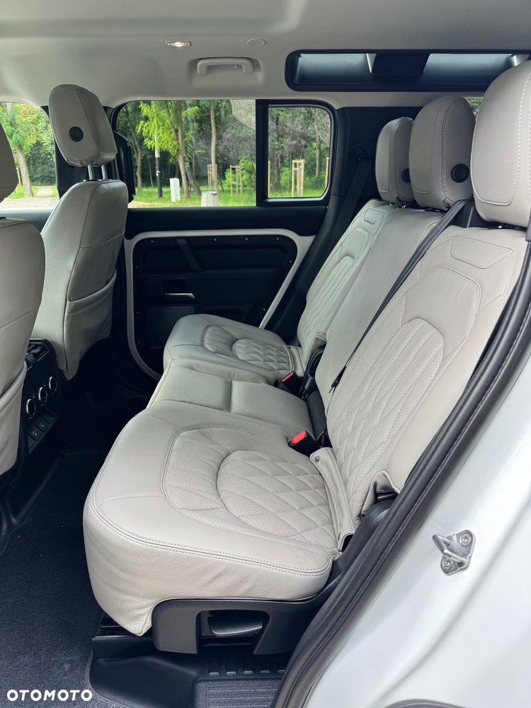 Land Rover Defender 110 P300 - 36