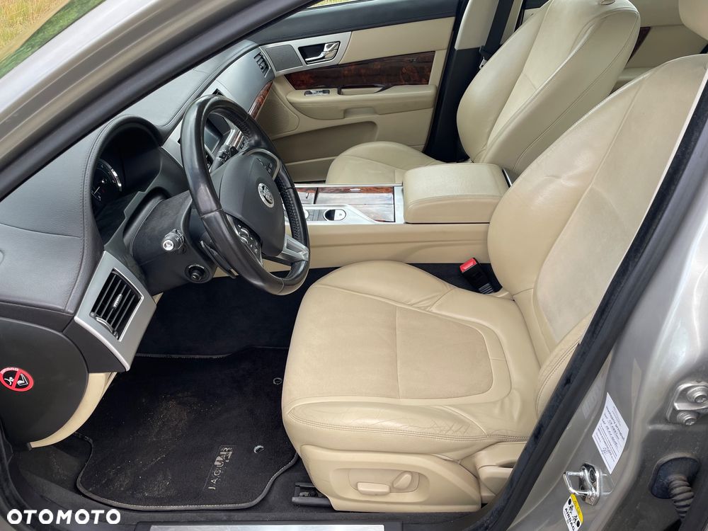 Jaguar XF 2.0 T Luxury - 13