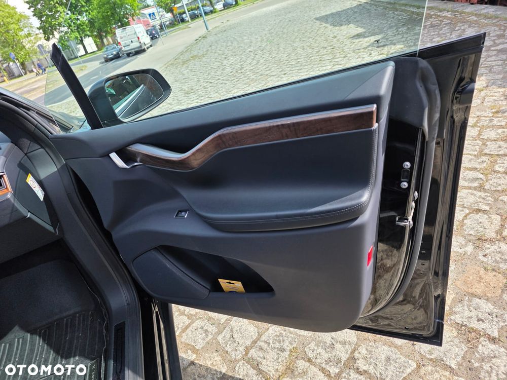 Tesla Model X - 32
