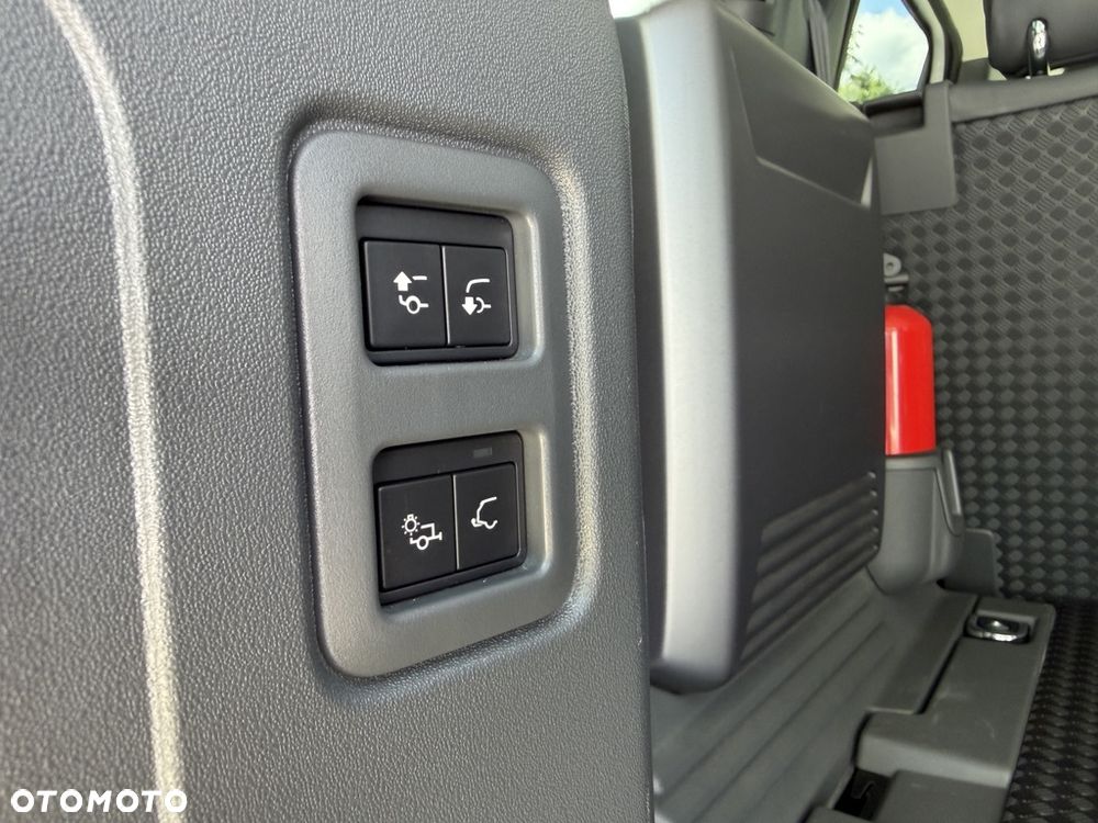 Land Rover Defender 3.0 D300 mHEV X-Dynamic HSE - 31