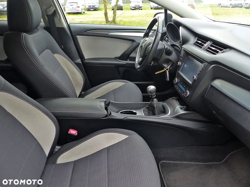 Toyota Avensis 2.0 D-4D Premium - 26