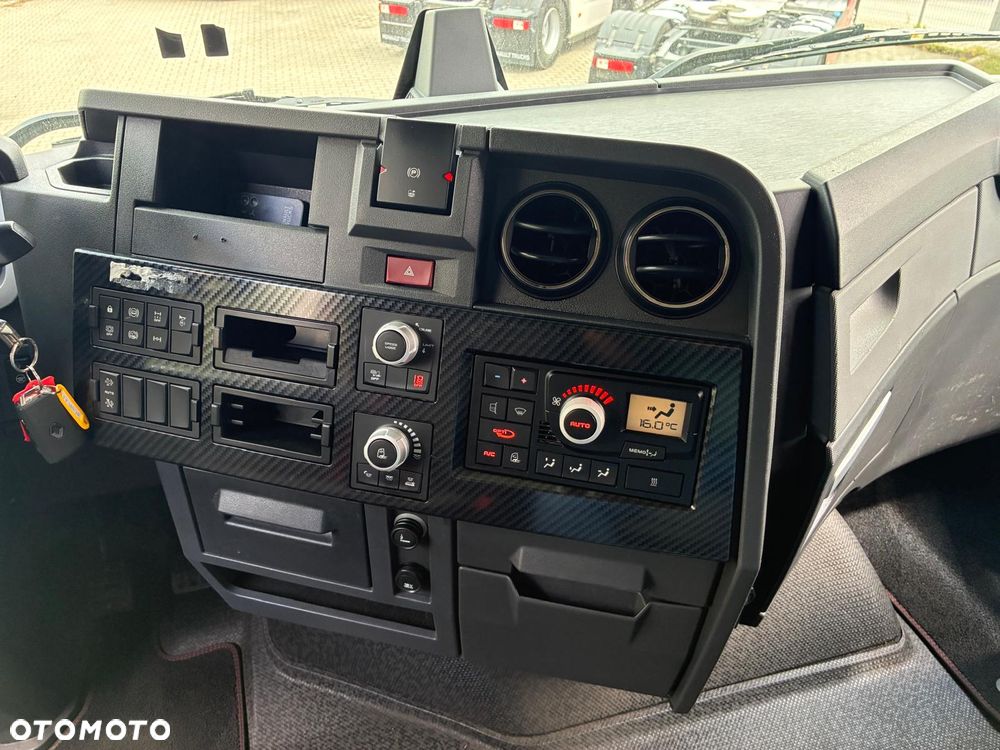 Renault T480 High CAB - 16
