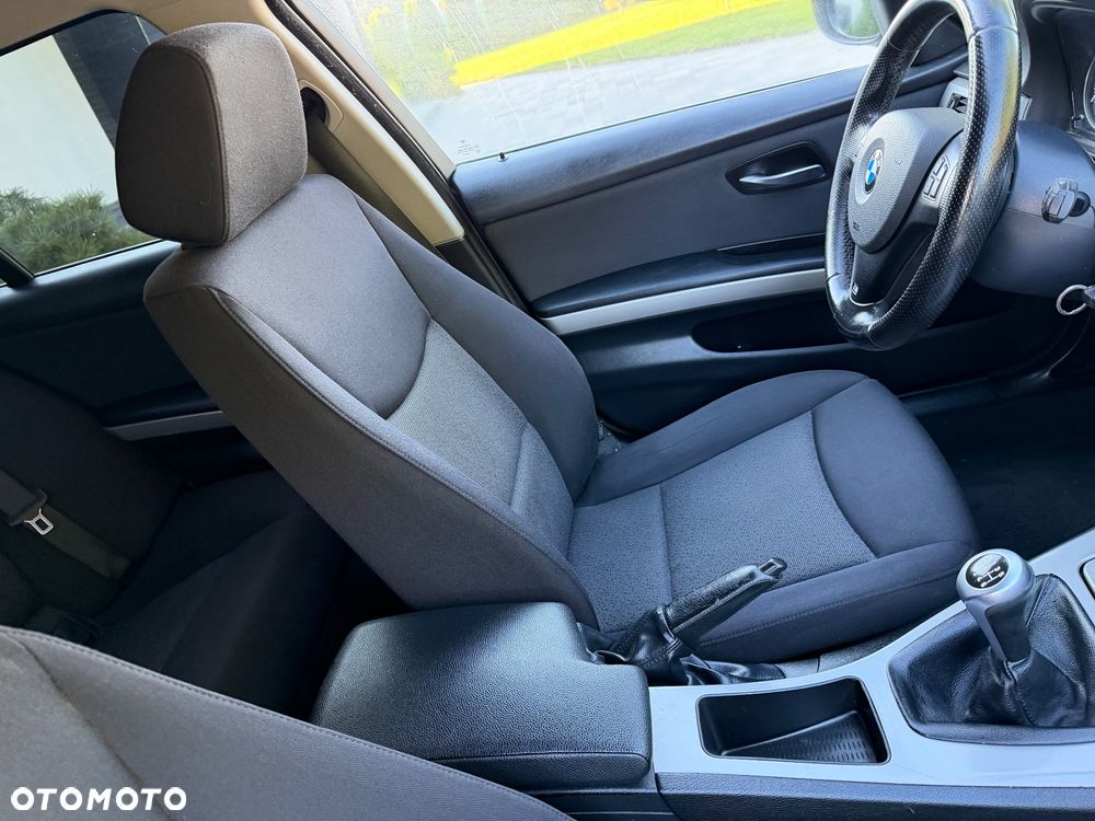 BMW Seria 3 325i Touring - 12