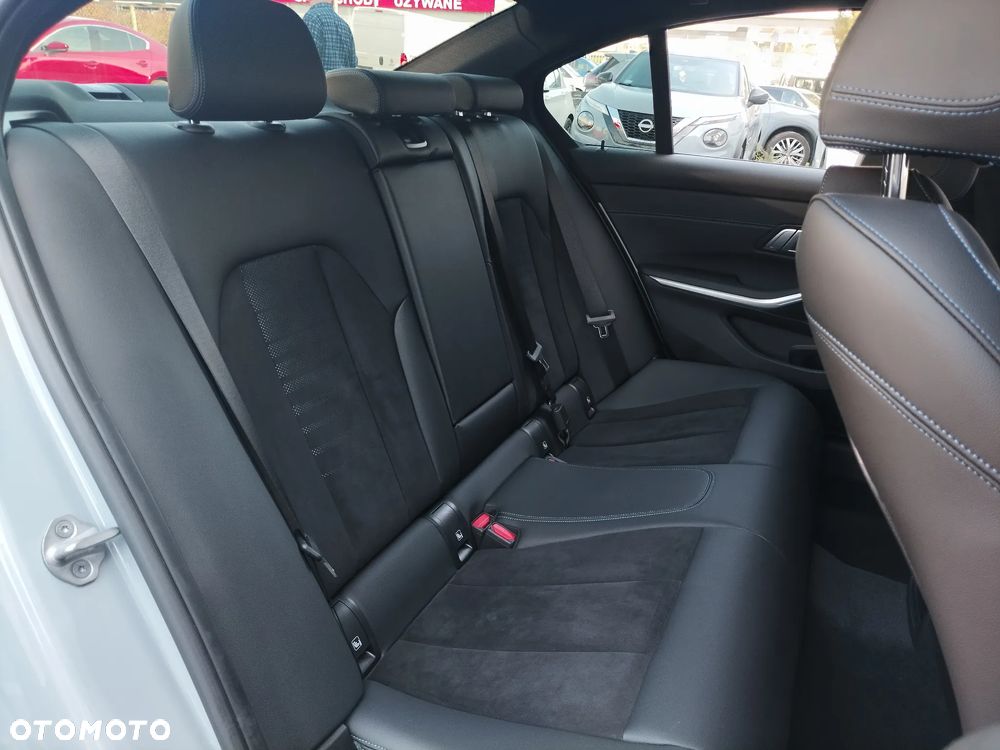 BMW Seria 3 318i M Sport - 24