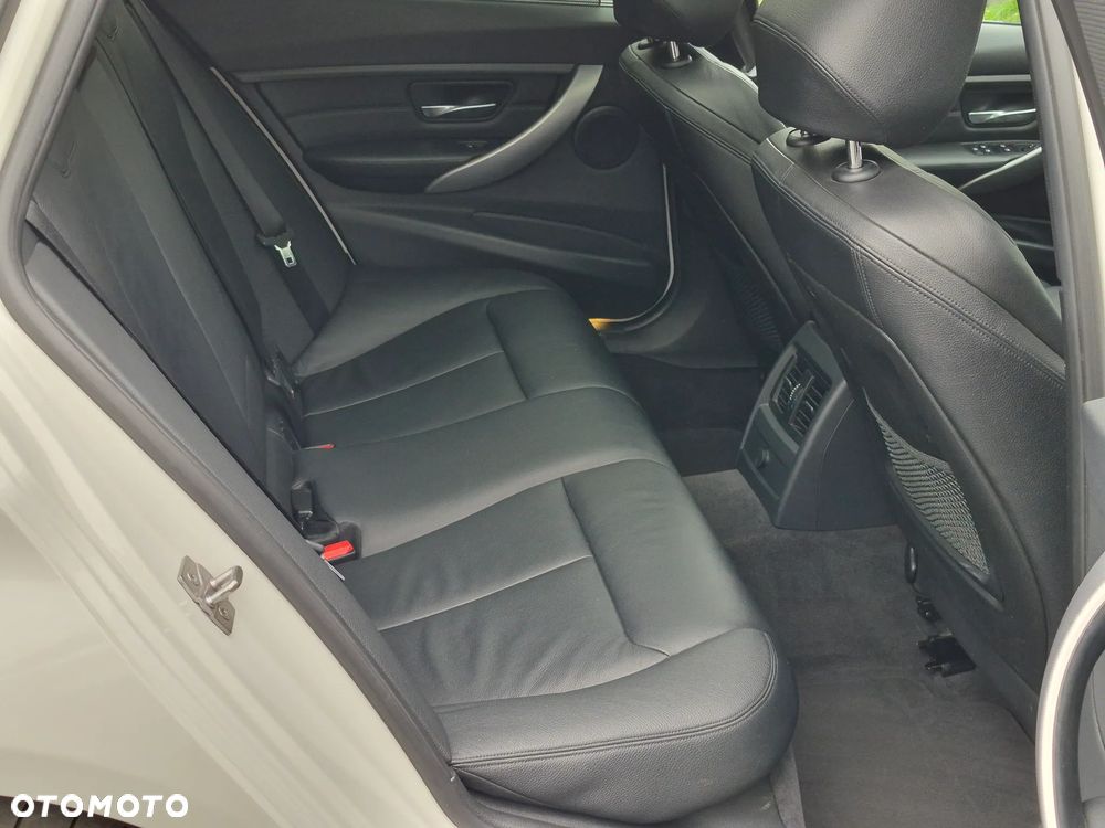 BMW Seria 3 320d xDrive - 13