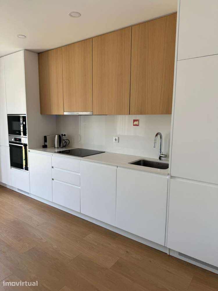 Apartamento T2 com varanda e parqueamento, condominio com piscina, ... - Grande imagem: 2/22
