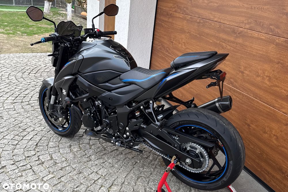 Suzuki GSX - 21