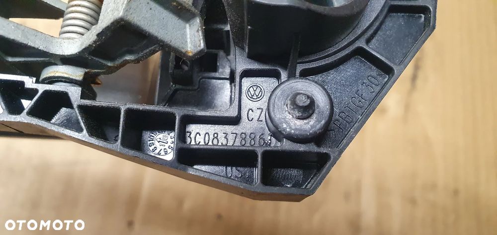 Klamka prawy przód przednia prawa mocowanie VW Passat B7 3C0837886J - 6