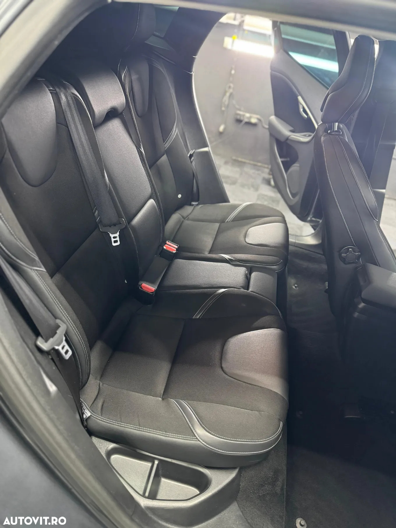 Volvo V40 D2 R-Design - 16