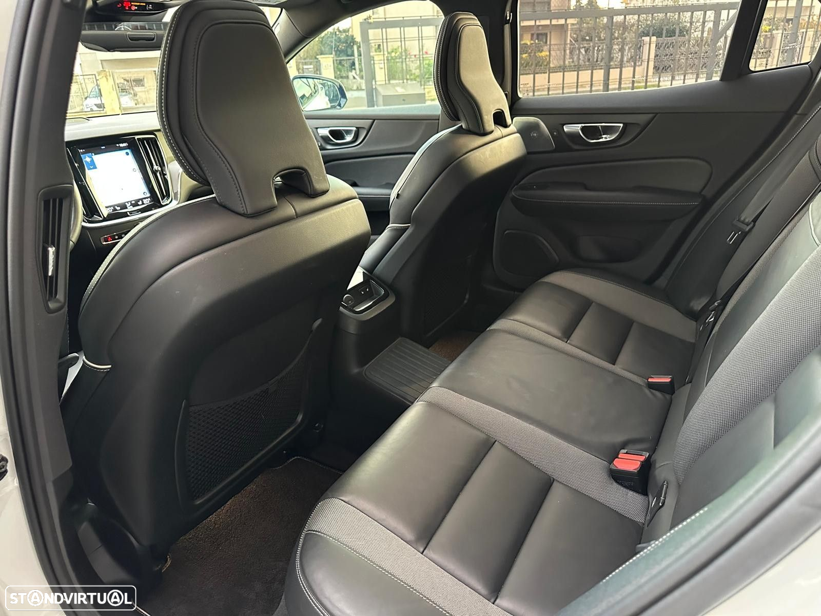 Volvo S60 2.0 T8 PHEV R-Design AWD - 19