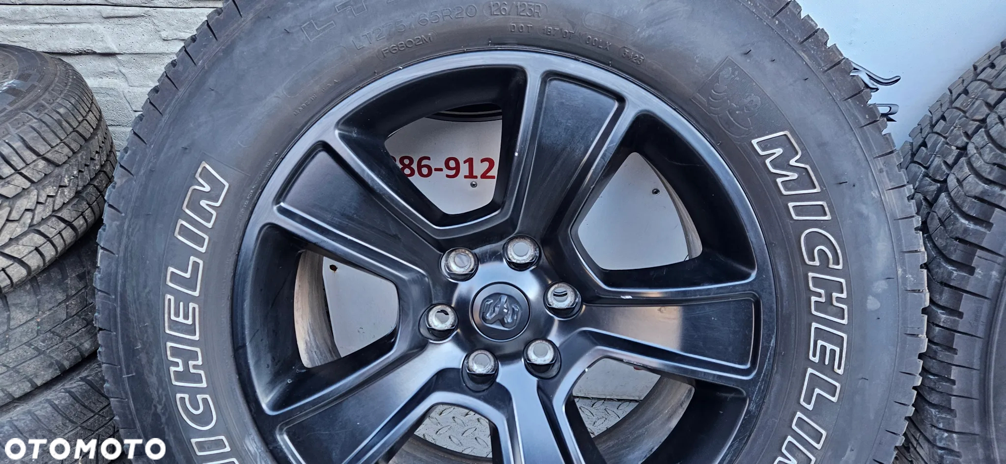 RAM 1500 V 5 2019-  Felgi aluminiowe Komplet felg Alufelgi 275/65/20 R20 20 Cali Felga 5YD55TRMAA 6x139.7 Opona bardzo ładna DOT 34/23 michelin - 4