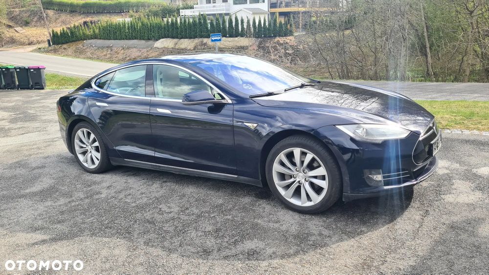 Tesla Model S - 4