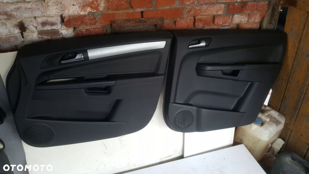 tapicerka drzwi prawa Opel Zafira B