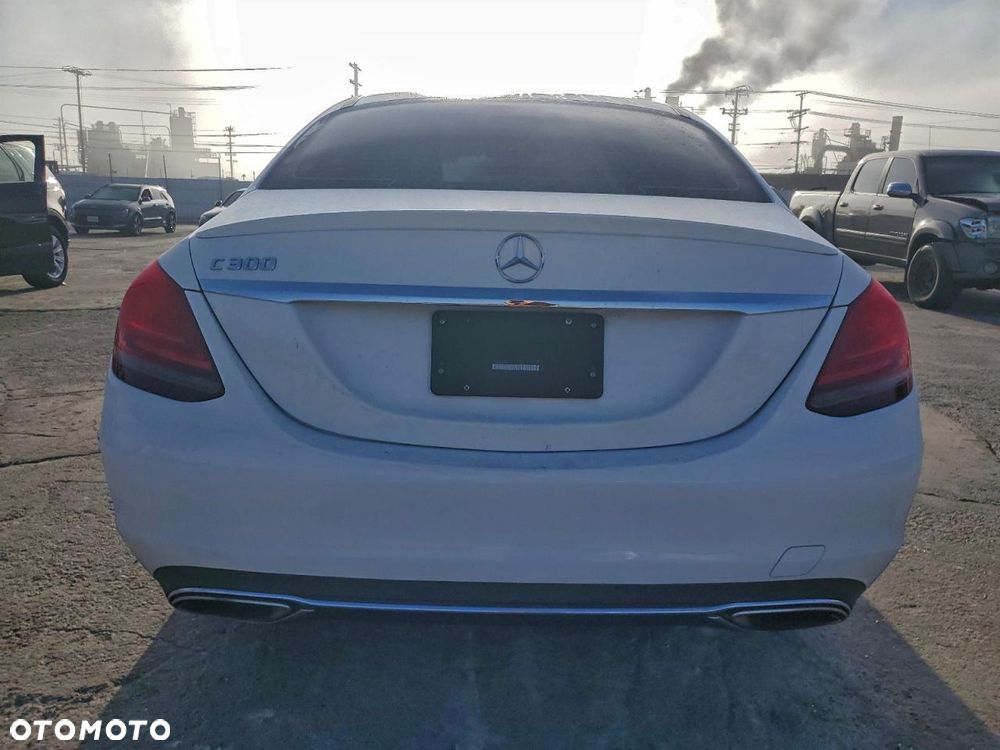 Mercedes-Benz Klasa C 300 4Matic 9G-TRONIC Exclusive - 6