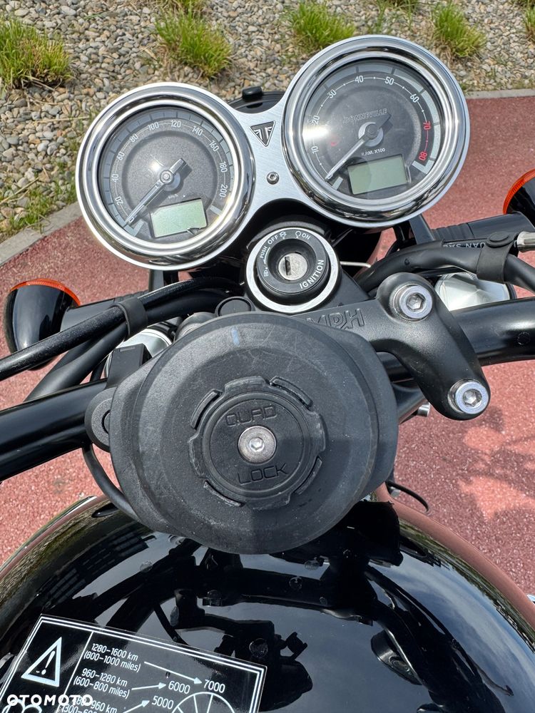 Triumph Bonneville - 14
