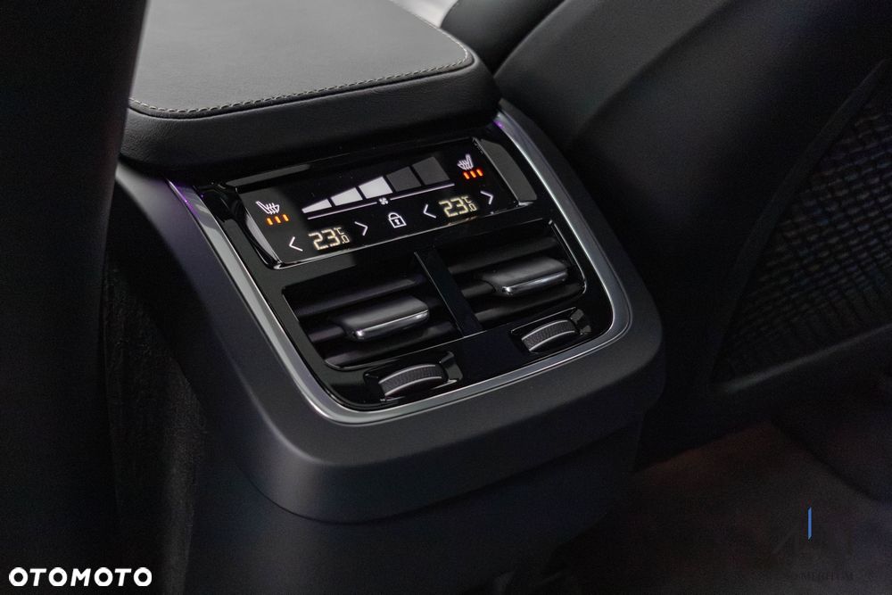 Volvo XC 90 B5 D AWD Ultimate Dark - 28