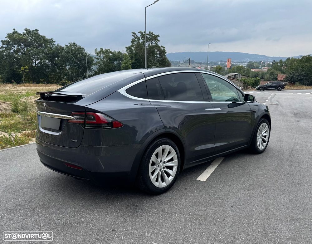 Tesla Model X - 5