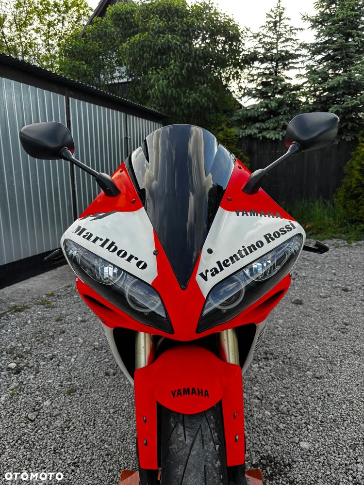 Yamaha R1 - 8