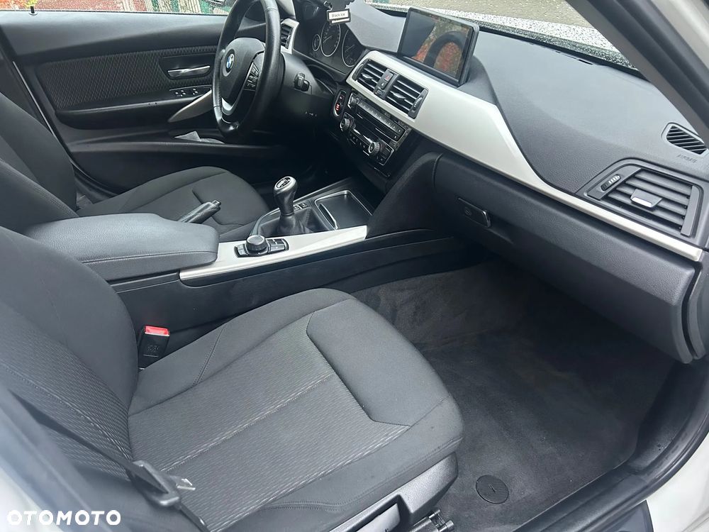 BMW Seria 3 318i Sport Line - 31