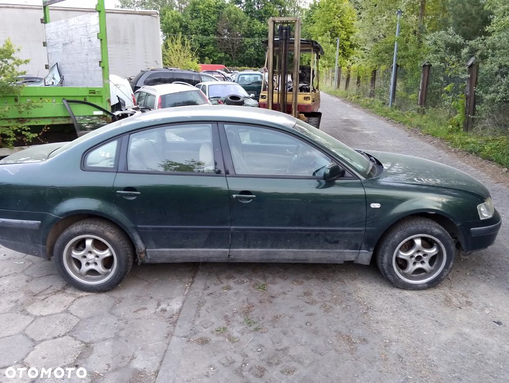 Volkswagen Passat B5 (przed Lift) (97-00r.) 1.8 TB R4 20V 150KM. Silnik AEB,   ANB,  APU,  ATW,  AUG Skrzynia DHW,  DVX,  EHV,  EEN,  DHF,  DHY,  DVZ lakier LC6N.Cały na części. GWARANCJA !!! Przód Tył Zestaw Komplet Drzwi Klapa Zderzak Błotnik Maska Grill Atrapa Szyba Pas Lampa Lusterko Boczki Fotel Kanapa Kokpit Deska Rozdzielcza Przełącznik Włącznik Sterownik Przewody Wiązka Instalacja Moduł Komputer Czujnik Listwa Pompa Alternator Wtryski Głowica Rozrusznik Kompresor Sprzęgło Dwumas Silnik Skrzynia ABS Klimatyzacji Paliwa Wspomagania Kolektor Turbina Przepustnica Zawór Chłodnica Koło Hak Belka Sanki Zawieszenie Mcpherson Półoś Amortyzator Wydech Tłumik Zacisk Most - 5