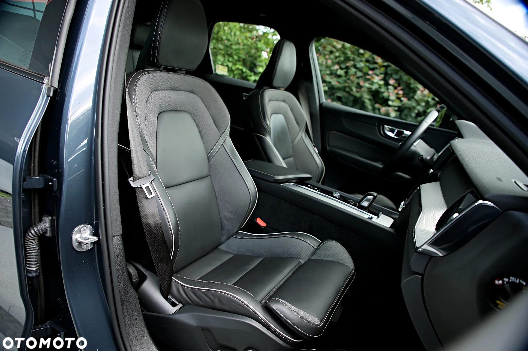 Volvo XC 60 T8 Plug-In Hybrid AWD R-Design - 25