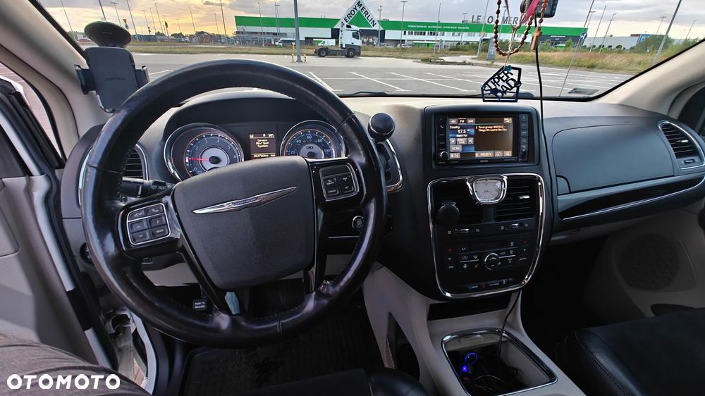 Chrysler Town & Country - 17