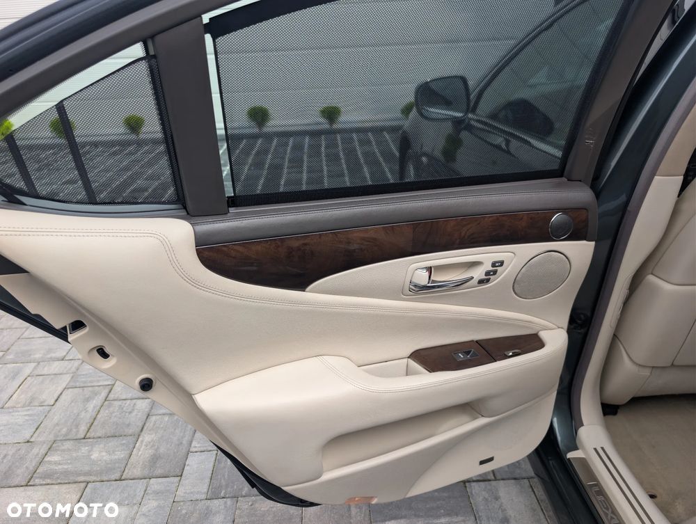 Lexus LS 600h Elegance - 26