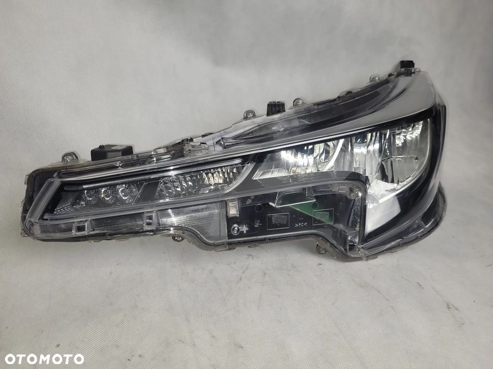 TOYOTA COROLLA E21-LAMPA PRZEDNIA PRZÓD - 7
