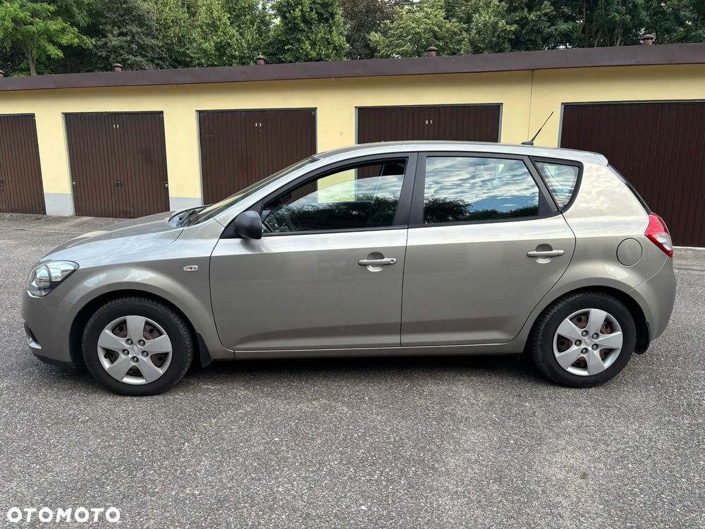 Kia Ceed - 10