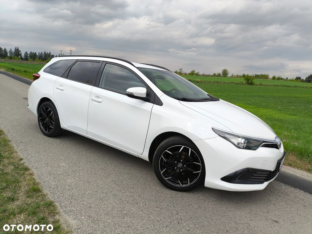 Toyota Auris 1.33 Dual-VVT-i Cool - 1