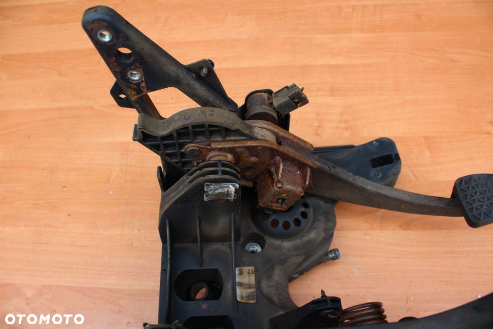 PEDAŁY  Sprzęgła oraz Hamulca EUROPA OPEL ASTRA K 39023894 - 9