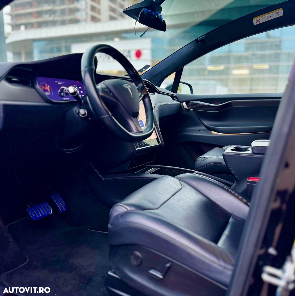 Tesla Model X - 12