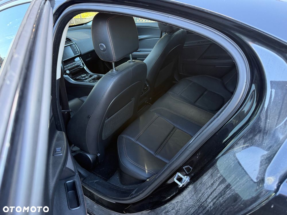 Jaguar XE 20d R-Sport - 12