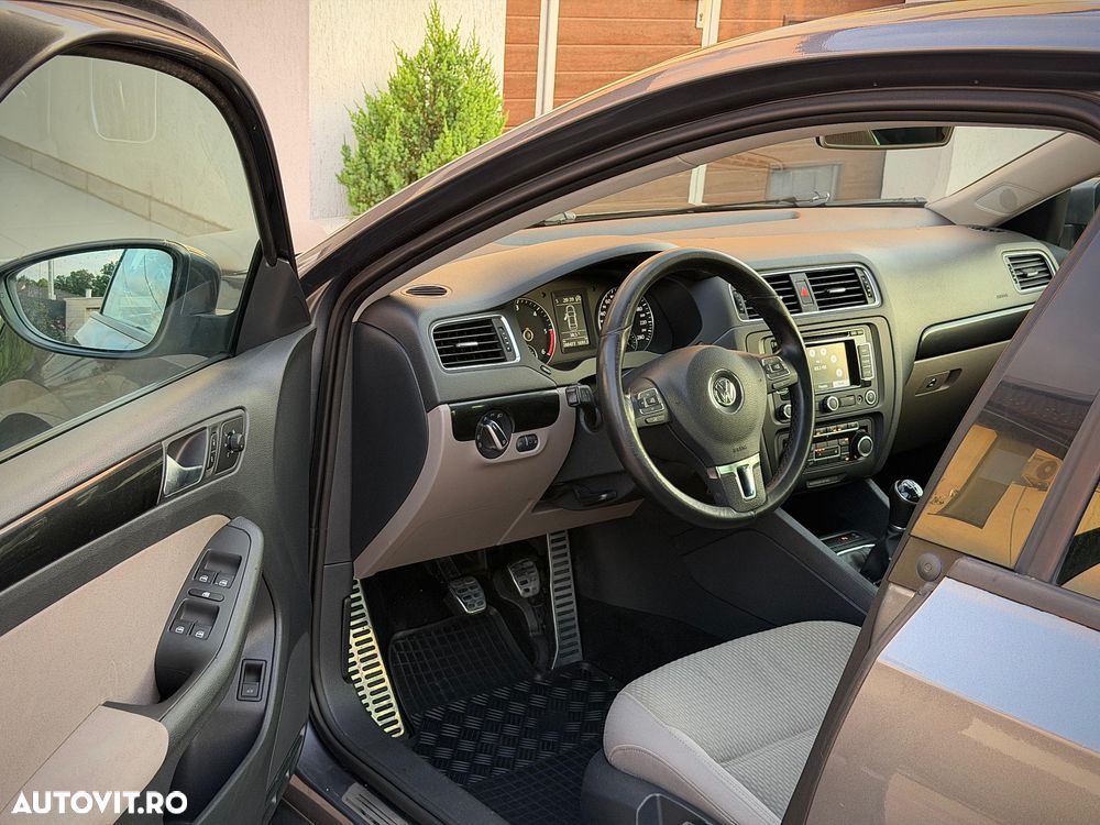 Volkswagen Jetta 1.6 TDI Blue Motion Technology Comfortline - 12