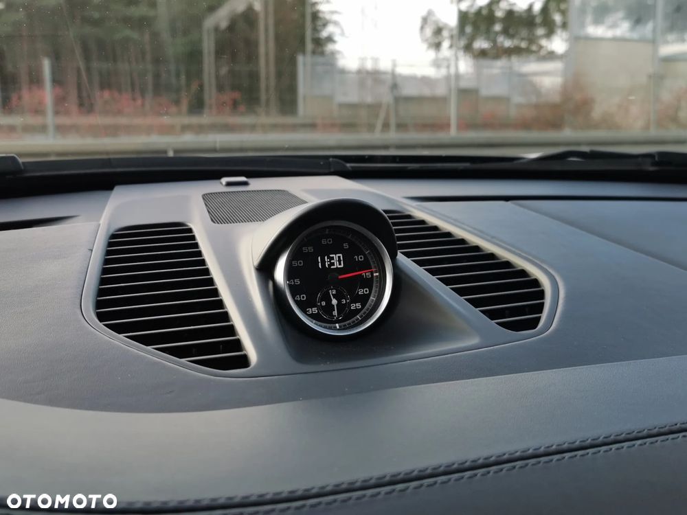 Porsche 911 Carrera 4 GTS PDK - 11