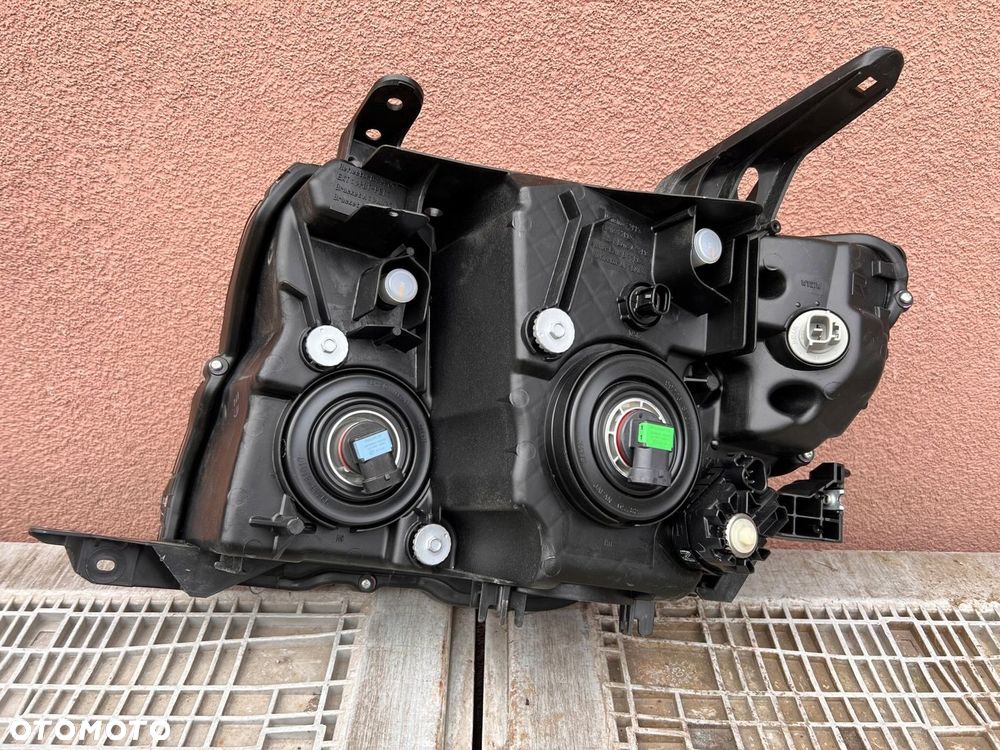 Lampa przednia MITSUBISHI PAJERO IV ZWYKŁA PRAWA EUROPA ORYGINALNA - 2