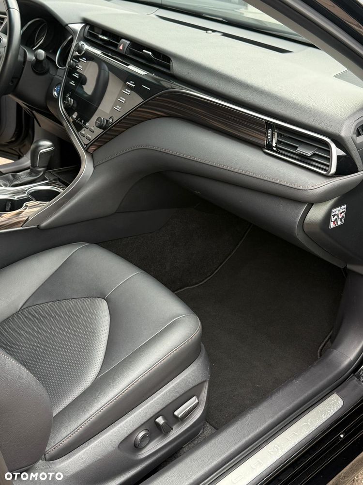 Toyota Camry 2.5 Hybrid Executive CVT - 18