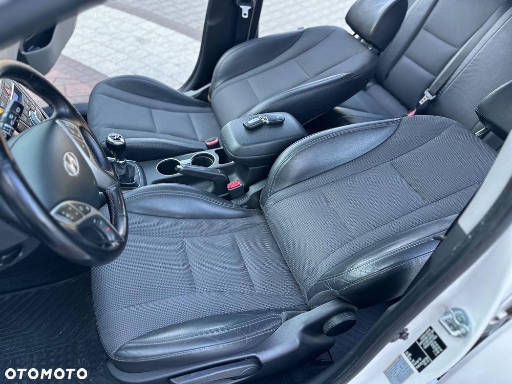 Hyundai i30 1.6 CRDi Fifa World Cup Edition - 32