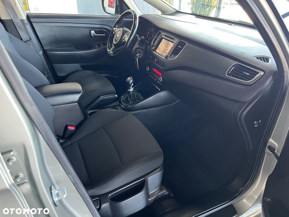 Kia Carens - 31