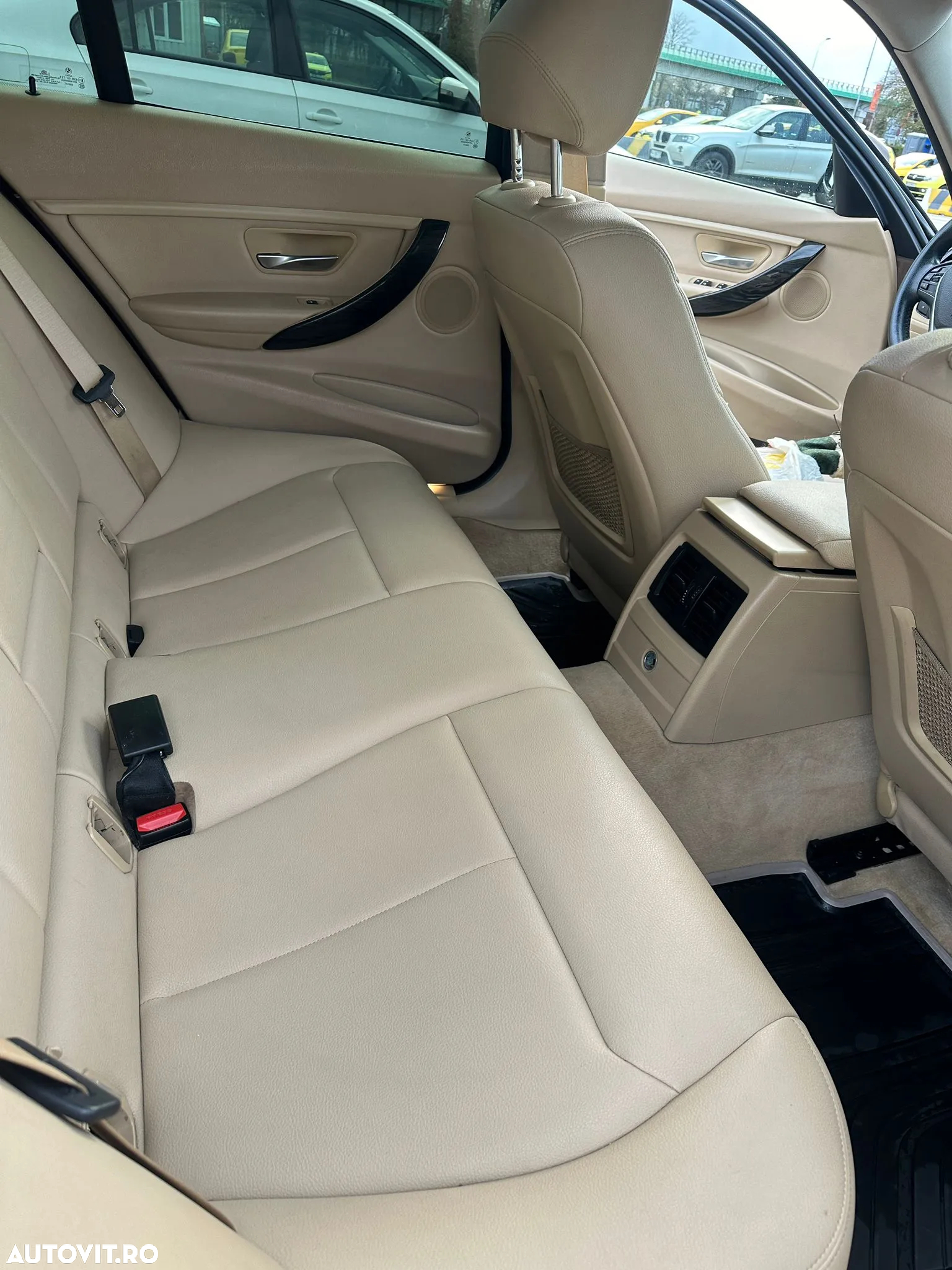 BMW Seria 3 318d xDrive - 15