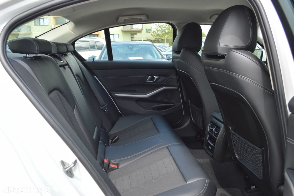 BMW Seria 3 320i Aut. Luxury Line - 34