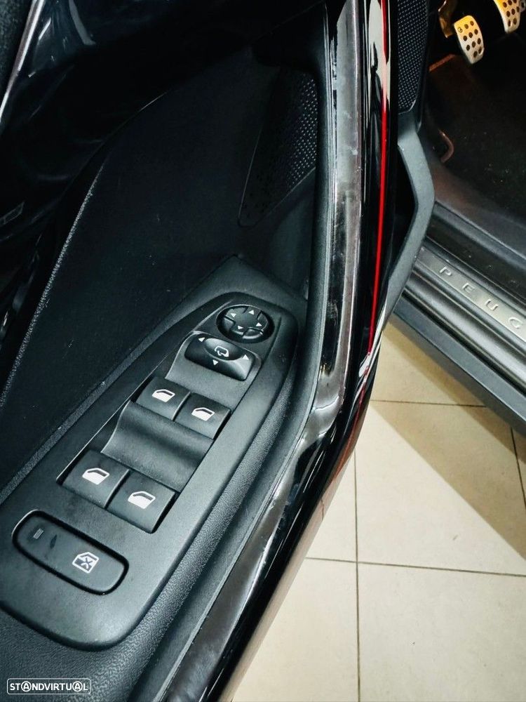 Peugeot 2008 1.2 PureTech GT Line - 17