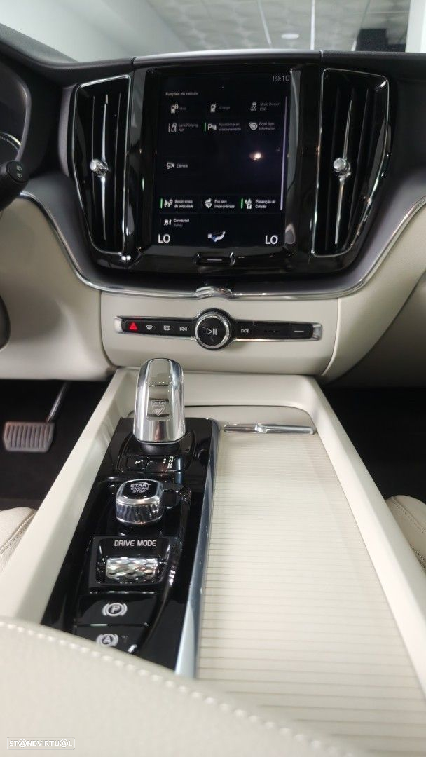 Volvo XC 60 2.0 T8 PHEV Momentum Plus AWD - 33